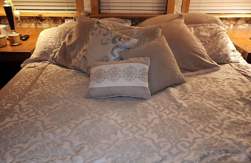 Niles Cama Y Desayuno | The 3R Bed N Breakfast PER ROOM price