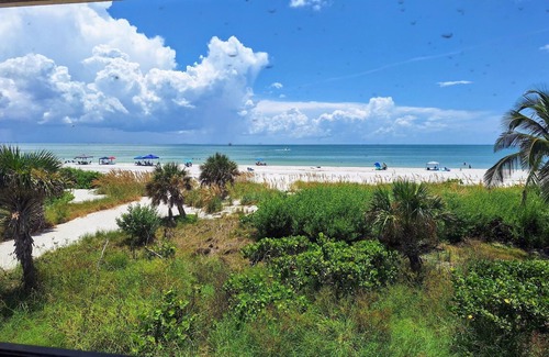 Sanibel Condominio | The 5 star Mermaid House beachfront condo reopens. Gulf view from all windows
