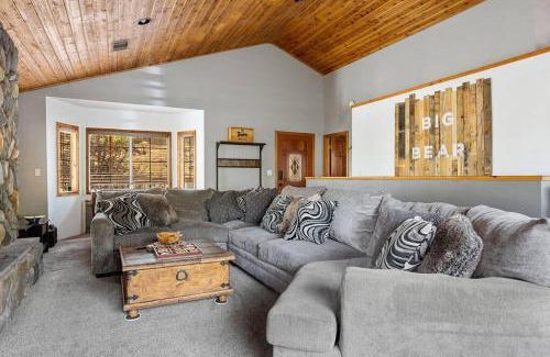 Upper Moonridge Casa | The 717 - Upper Moonridge - VERY Close to Resorts!