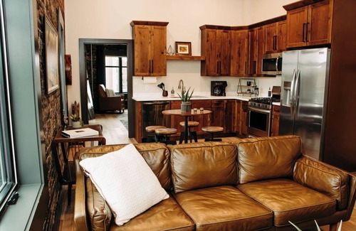 Leitchfield Apartamento | The Aaron is a charming 2-bedroom/ 2 bathroom apartment.