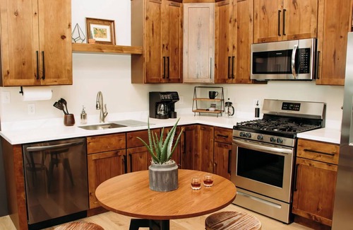 Leitchfield Apartamento | The Aaron is a charming 2-bedroom/ 2 bathroom apartment.
