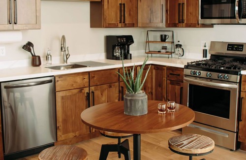 Leitchfield Apartamento | The Aaron is a charming 2-bedroom/ 2 bathroom apartment.