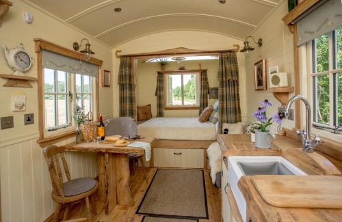 Broughton Hackett Casa | the abberton shepherds hut