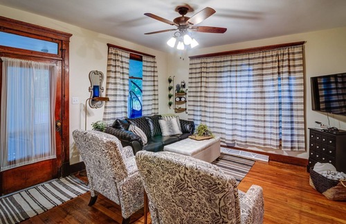Lane Casa | The Abbey 6 Minute drive to Beautiful Clinton Lake!!