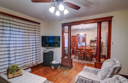 Lane Casa | The Abbey 6 Minute drive to Beautiful Clinton Lake!!