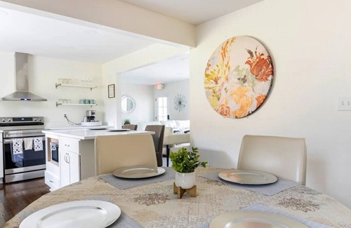 Roswell Casa | The Abode at Roswell. A Charming 4-bedroom with handicap accessible features.