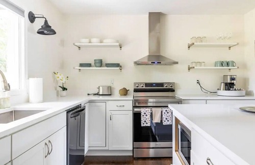 Roswell Casa | The Abode at Roswell. A Charming 4-bedroom with handicap accessible features.