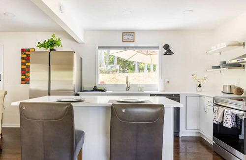 Roswell Casa | The Abode at Roswell. A Charming 4-bedroom with handicap accessible features.
