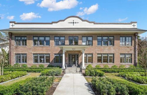 Hyde Park Apartamento | The Adaline Room #7 - Gorgeous Hyde Park Apartment, 2nd Floor, Steps to Bayshore