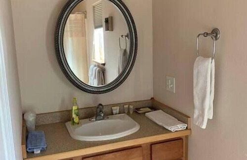 Fairbanks Apartamento | The Adamina - Sitka Suite