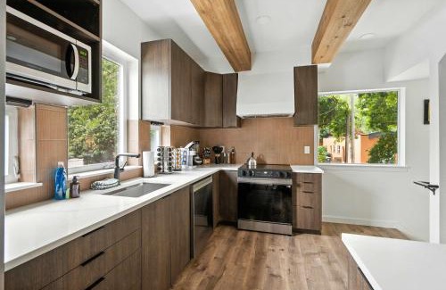 Kerns Casa | The Adelynn - 5BR Luxury in Walkable Portland