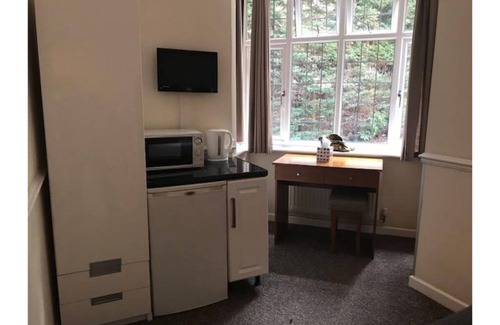 Bracknell Casa | The Admirals Inn Guest House