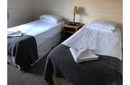 Bracknell Casa | The Admirals Inn Guest House