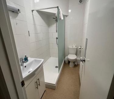 Bracknell Casa | The Admirals Inn Guest House