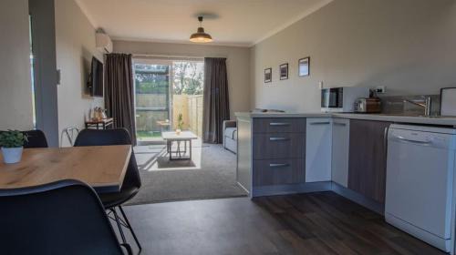 Brixton Apartamento | The Aisle Seat - pet-friendly 1BR modern apartment