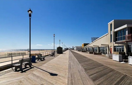 Bradley Beach Casa | THE ALBERT- 6 Mins Walk to Beach & Main Ave, 6 Beach Passes, Pet Friendly