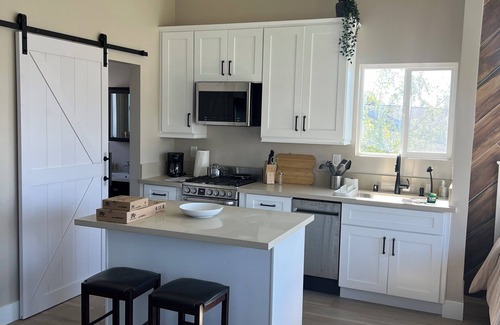 Fullerton Apartamento | The All New OC View Studio View for You! 15 min to Disney! Hiking & More
