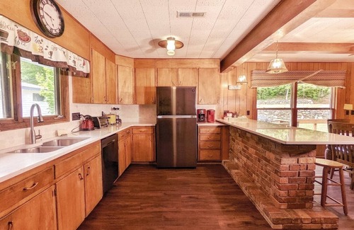 Lake Junaluska Casa | The Allgood Upper level home-Charming Lake Junaluska Retreat with Breathtaking