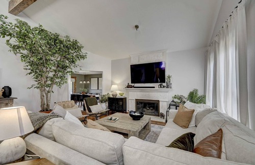 Southwest Colorado Springs Casa | The Alpenglow: Mountain Vibes w/Hot Tub & Wifi