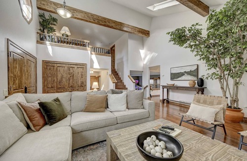 Southwest Colorado Springs Casa | The Alpenglow: Mountain Vibes w/Hot Tub & Wifi