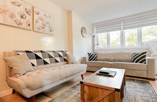 Mont-Tremblant Village Apartamento | The Alpine Nest - 3 Beds - 4 Guests - Free Parking - Pool
