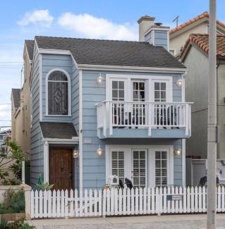 Huntington Beach Casa | The Americana 4 bedroom with spa and bikes, seps to the beach
