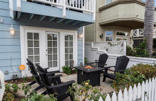Huntington Beach Casa | The Americana 4 bedroom with spa and bikes, seps to the beach
