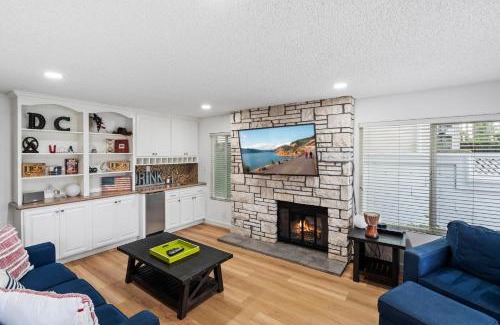 Huntington Beach Casa | The Americana 4 bedroom with spa and bikes, seps to the beach
