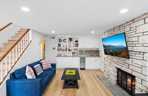 Huntington Beach Casa | The Americana 4 bedroom with spa and bikes, seps to the beach