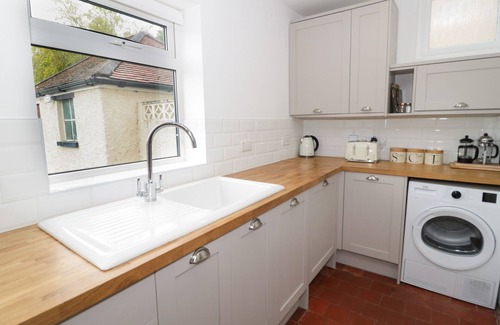 Rhos on Sea Cabaña | THE ANCHORAGE, pet friendly, character holiday cottage in Rhos-On-Sea