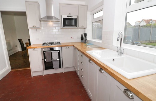 Rhos on Sea Cabaña | THE ANCHORAGE, pet friendly, character holiday cottage in Rhos-On-Sea