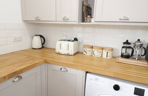 Rhos on Sea Cabaña | THE ANCHORAGE, pet friendly, character holiday cottage in Rhos-On-Sea