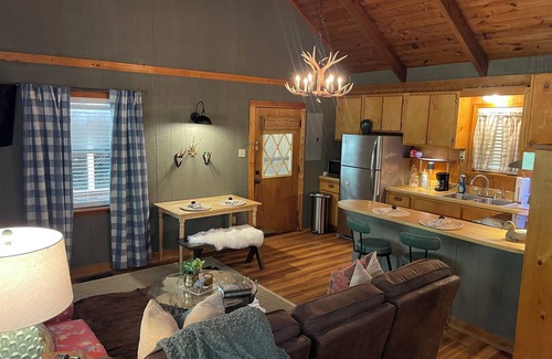 Pope Cabina | The Angler at Enid Lake is a quiet & cozy 3-bedroom cabin