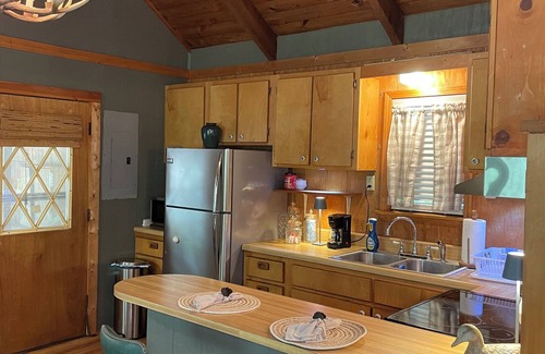 Pope Cabina | The Angler at Enid Lake is a quiet & cozy 3-bedroom cabin