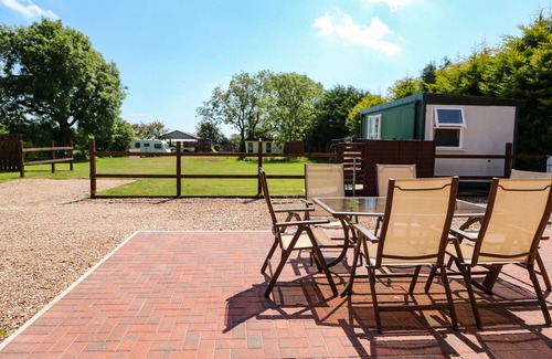 Maltby le Marsh Cabaña | THE ANNEX AT THE STABLES, with a garden in Maltby Le Marsh