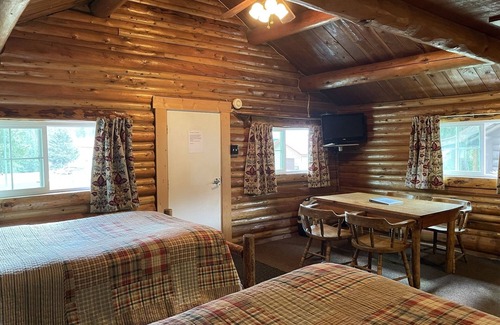 Cooke City-Silver Gate Cabina | The Antler Cozy Cabin! Cooke City, at the entrance of Yellowstone's NE Gate and Lamar Valley