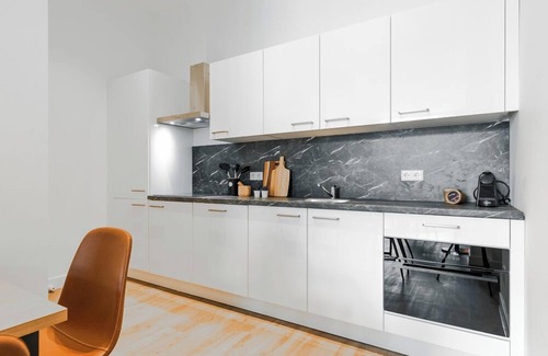 Municipality of Tilburg Apartamento | El apartamento cuenta con dos dormitorios lujosamente equipados.