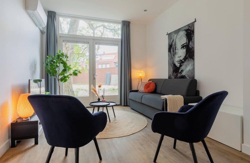 Municipality of Tilburg Apartamento | El apartamento cuenta con dos dormitorios lujosamente equipados.