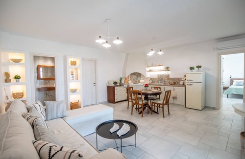 Vivlos Apartamento | The apartment has a terrace with a panoramic view of the Aegean Sea and Paros.