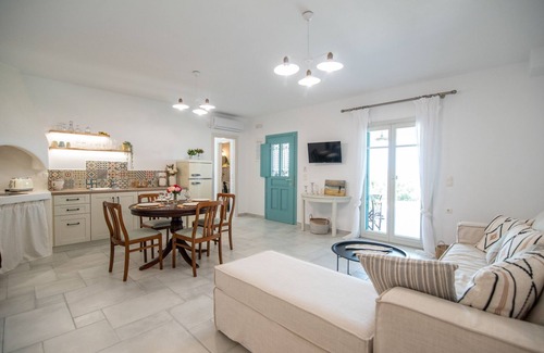 Vivlos Apartamento | The apartment has a terrace with a panoramic view of the Aegean Sea and Paros.