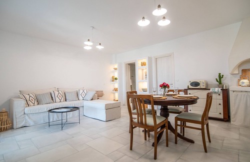 Vivlos Apartamento | The apartment has a terrace with a panoramic view of the Aegean Sea and Paros.