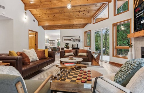 Dahlonega Casa | The Apex - Hot tub, gym, wine, waterfalls & more!