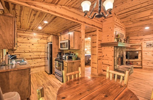 Helen Cabina | ‘The Apple Dumpling’ Cabin: Pool Table, Grill