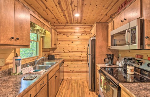 Helen Cabina | ‘The Apple Dumpling’ Cabin: Pool Table, Grill