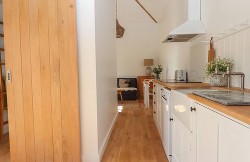 Thorverton Cabaña | THE APPLE SHED, romantic, character holiday cottage in Exeter