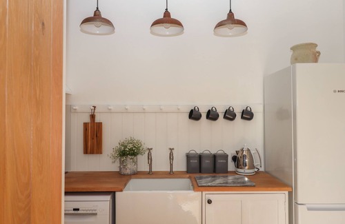 Thorverton Cabaña | THE APPLE SHED, romantic, character holiday cottage in Exeter