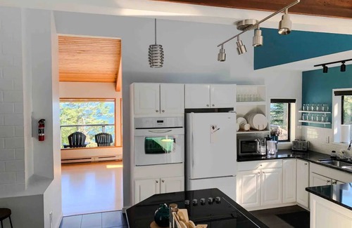 Otter Point Casa | The Applebnb 3 Bedroom Main House & Gardens