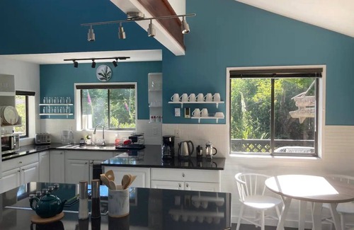 Otter Point Casa | The Applebnb 3 Bedroom Main House & Gardens