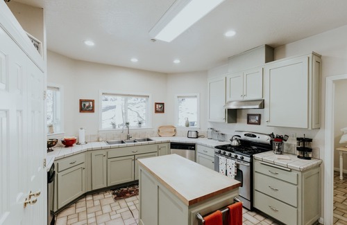 Wrightwood Casa | The Applewood Inn - ¡Retiro de montaña BRILLANTE Y ESPACIOSO!