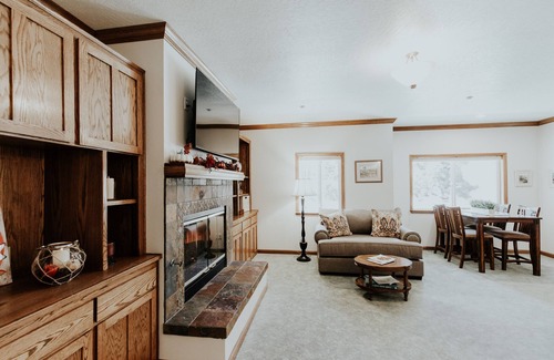 Wrightwood Casa | The Applewood Inn - ¡Retiro de montaña BRILLANTE Y ESPACIOSO!